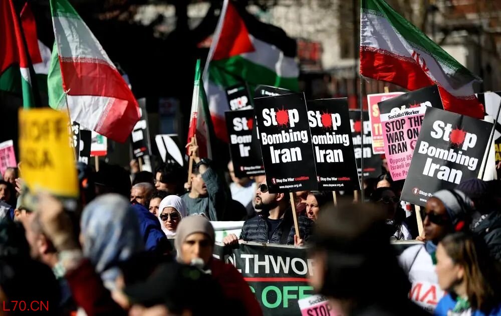 3月21日，人们在英国伦敦参加集会，抗议美国和以色列对伊朗发动军事打击。新华社记者李颖摄