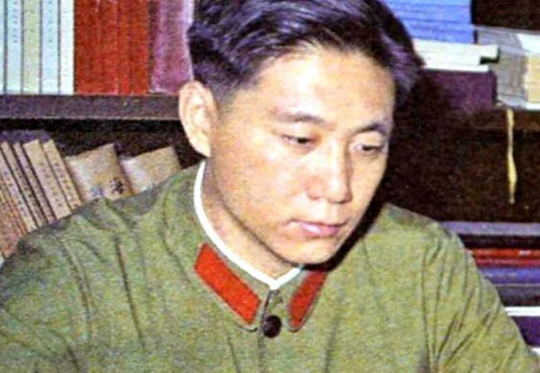 1974年，王洪文两次到长沙告状，毛主席：不要搞“四人帮”