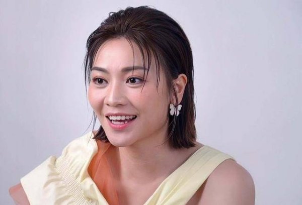 TVB知名女星化浓妆秀丰满身材，靠恋综走红，到内地拍短剧当女主