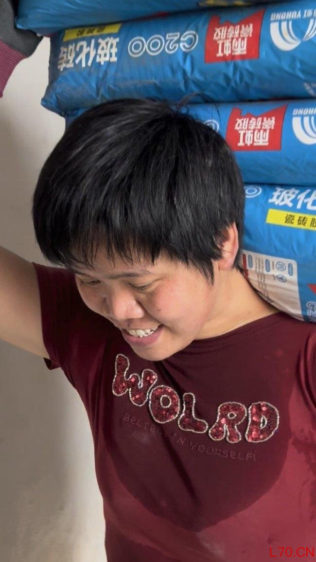 40岁单亲妈妈扛楼曾被怀疑是摆拍 女汉子的真实生活