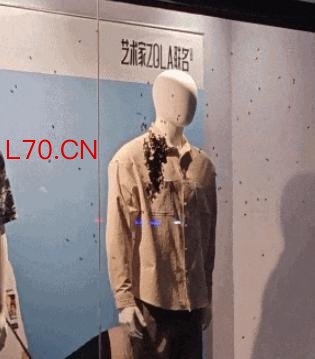 车窗未关车内惊现蜂巢当事人发声 蜜蜂十分钟筑巢