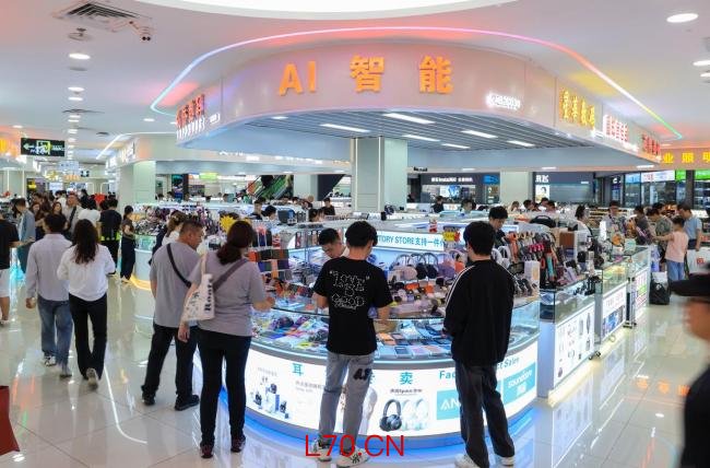 深圳华强北假日消费热潮涌动 海内外游客纷至沓来