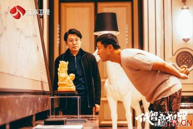 《低智商犯罪》用喜剧讽刺罪恶 荒诞悬疑笑点频出