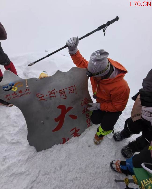 四姑娘山大雪难挡“冲顶大军” 雪山排队成奇观