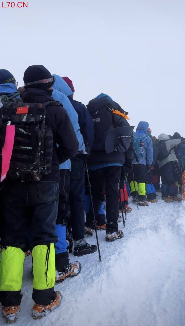四姑娘山大雪难挡“冲顶大军”