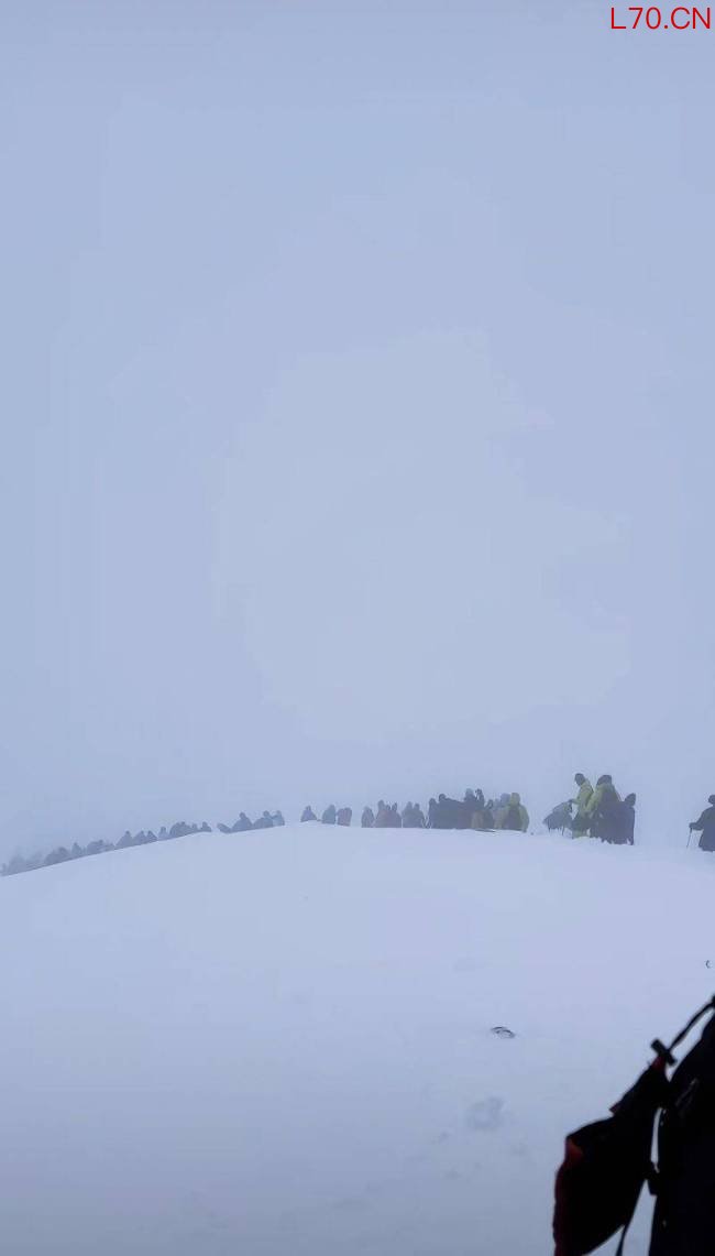四姑娘山大雪难挡“冲顶大军” 雪山排队成奇观