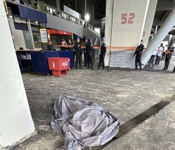 醉酒球迷从14米看台坠落身亡：为了上厕所省时间而翻墙 直接摔地上