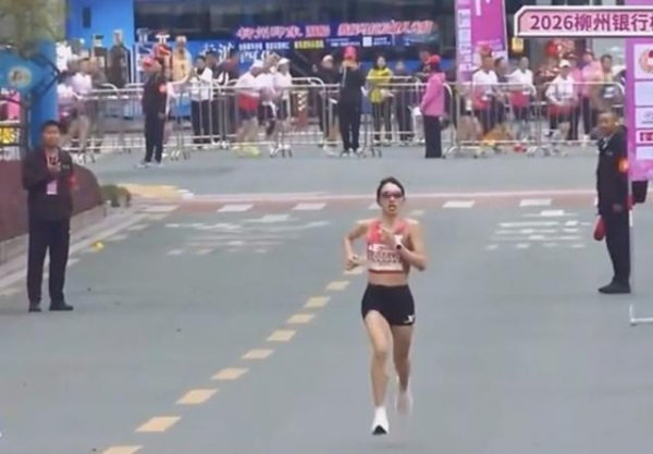 柳州马拉松长期不给张水华镜头！被网友狠骂+关闭评论区 及时纠错