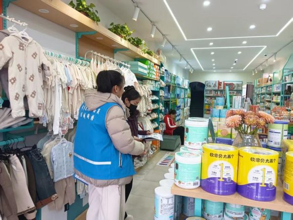 南苑街道欣锦苑社区开展“反诈宣传进商铺 筑牢防诈安全墙”活动