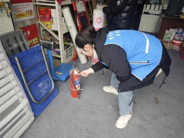 南苑街道盛锦苑社区开展“九小场所”消防安全排查活动